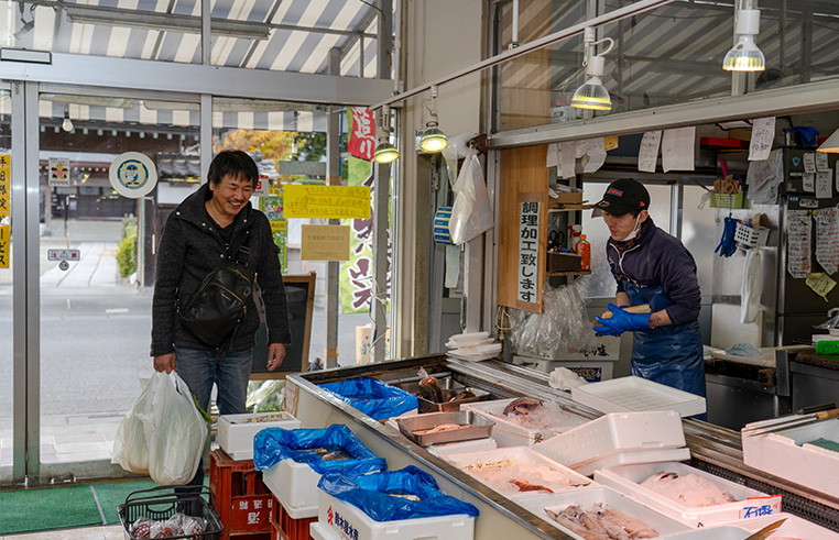 魚を捌いている様子